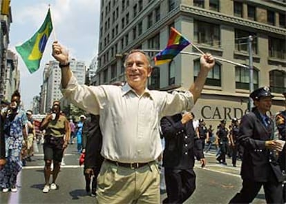 El alcalde de Nueva York, Michael Bloomberg, durante una manifestación gay en junio de 2002.