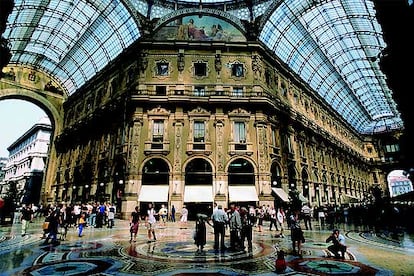Interior de la galería comercial Vittorio Emmanuele en Milán, constuida en 1877, que comunica la plaza del Duomo con la de la Scala.