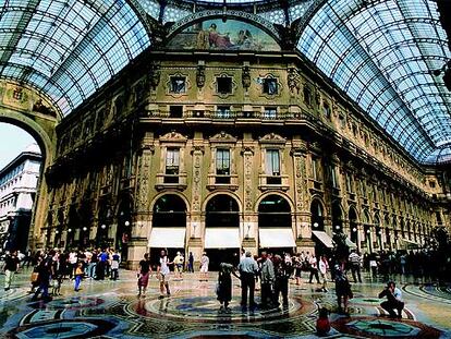 Interior de la galería comercial Vittorio Emmanuele en Milán, constuida en 1877, que comunica la plaza del Duomo con la de la Scala.