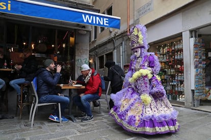 Una participante del carnava de Venecia por las calles de la ciudad italiana, el 1 de marzo de 2019.