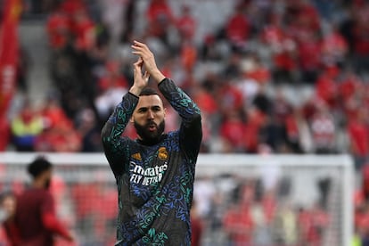 Karim Benzema aplaude a los aficionados del Real Madrid durante el calentamiento previo a la final de la Champions.