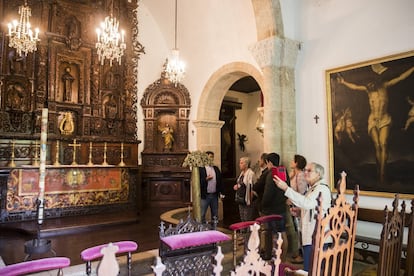 Un grupo de turistas visita la capilla de Meirás.