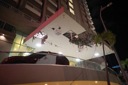La marquesina de entrada a un hotel en Acapulco, dañada tras el temblor. En Guerrero se han activado los protocolos de seísmo: evacuación de edificios y hoteles.
