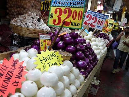 CIUDAD DE MÉXICO, 12AGOSTO2022.- Productos como el huevo, papa, cebolla, jitomate, pollo y carne de res se ven afectados en la alza de sus precios debido a la inflación.
FOTO: GRACIELA LÓPEZ /CUARTOSCURO.COM