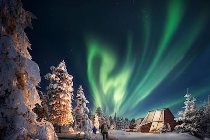 En diciembre se inaugura un nuevo espacio en el pueblo de Santa Claus, en Rovaniemi: el Snowman World Glass Resort. No se trata de iglús con techo semiesférico, sino de casitas de cristal con tejado a dos aguas imitando la típica construcción escandinava. Los apartamentos, de 40 metros cuadrados, incluyen sala de estar, cocina y una planta superior para el dormitorio con techo de cristal y sauna privada. Además, todas disponen de una pequeña piscina caliente en el exterior. Entre los puntos de interés más cercanos están el centro de ciencias Arktikum y la estación de esquí de Ounasvaara, a menos de 10 kilómetros. Apartamentos desde 496 a 788 euros. snowmanworld.fi