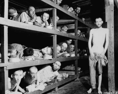 Fotografía tomada el 16 de abril de 1945 en el cuartel 56 del campamento chico. El superviviente Mel Mermelstein está en la cuarta fila (cuarto desde la izquierda).