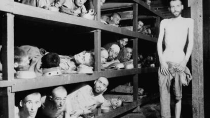 Fotografía tomada el 16 de abril de 1945 en el cuartel 56 del campamento chico. El superviviente Mel Mermelstein está en la cuarta fila (cuarto desde la izquierda).