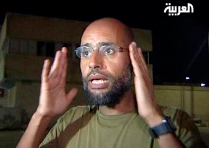 Un fotograma obtenido de una imagen del canal Al Arabiya muestra a Saif el Islam, uno de los hijos del dictador libio, Muamar el Gadafi, esta madrugada en Trípoli