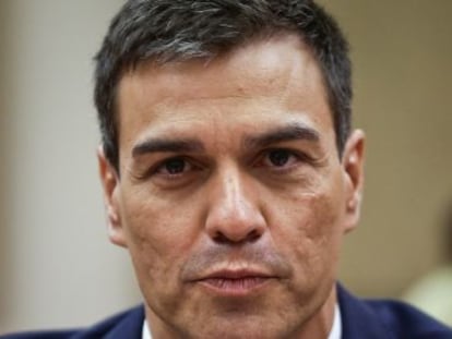 El secretario general del PSOE, Pedro S&aacute;nchez, durante la reuni&oacute;n hoy en el Congreso de los diputados y senadores electos de su partido.