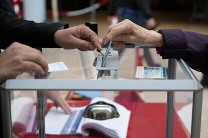 Votación en un colegio electoral en Burdeos.