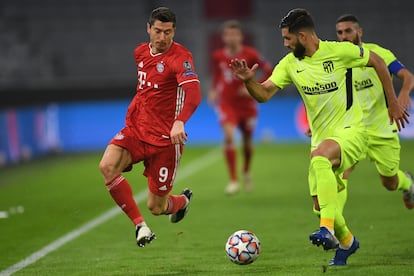 Lewandowski disputa un balón con Savic en el Allianz Arena este miércoles.