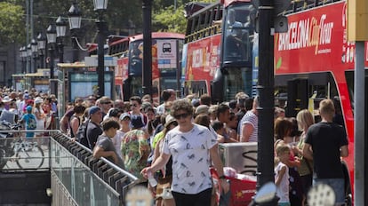 Tourists boarding a Barcelona sightseeing bus.