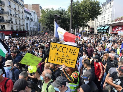 Decenas de miles de franceses se manifiestan este sábado en todo el país contra el certificado sanitario; en la imagen, una protesta en París.