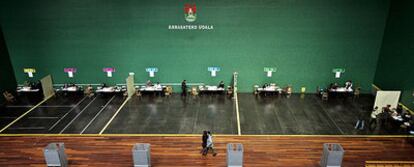 Mesas electorales en el polideportivo de Mondragón.