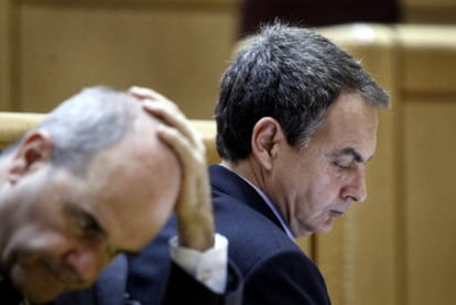Zapatero, junto a Manuel Chaves, en el pleno del Senado.