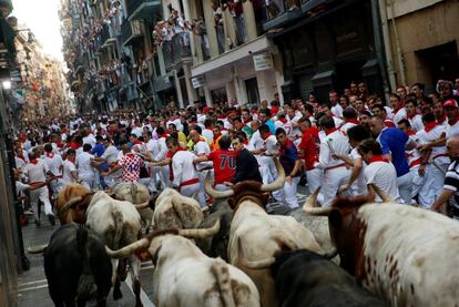 Vista general del primer encierro de San Fermín en Pamplona. En el recorrido se han sucedido las caídas y los atropellos.