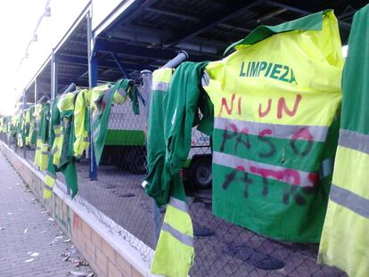 Chaquetillas de los huelguistas colgadas en la valla del cantón de San Blas.