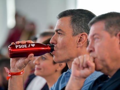 Pedro Sánchez y Emiliano García-Page, este domingo durante el mitin del PSOE en Puertollano (Ciudad Real).