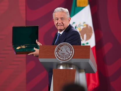 El presidente de México, Andrés Manuel López Obrador, sostiene la pistola del líder revolucionario Francisco Villa, en Palacio Nacional.