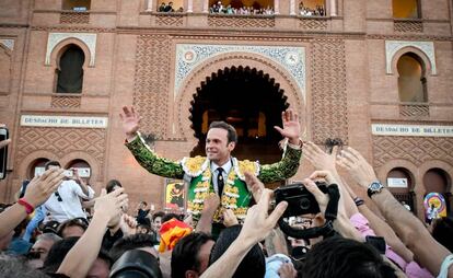 Antonio Ferrera, a hombros en Las Ventas, el pasado 1 de junio.