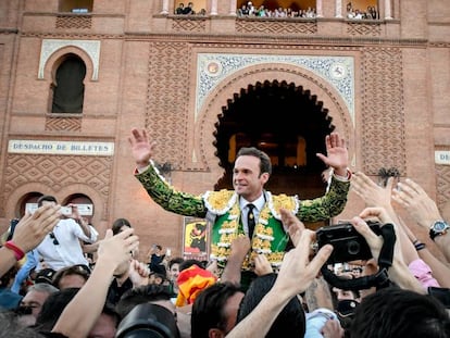 Antonio Ferrera, a hombros en Las Ventas, el pasado 1 de junio.
