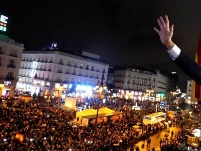 El presidente de la Asamblea Nacional de Venezuela, Juan Guaidó, saluda desde la sede de la Presidencia de la Comunidad de Madrid a los concentrados este sábado en Sol. 