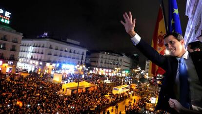 El presidente de la Asamblea Nacional de Venezuela, Juan Guaidó, saluda desde la sede de la Presidencia de la Comunidad de Madrid a los concentrados este sábado en Sol.