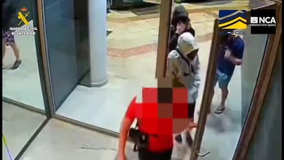 Imágenes de una cámara de seguridad en la que aparecen algunos de los detenidos por el asalto a un furgón en Ibiza en el que liberaron a un preso.