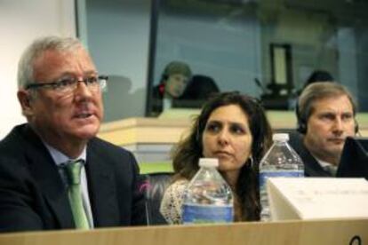 El presidente del Comité de las Regiones (CdR) de la UE y de la Comunidad Autónoma de Murcia, Ramón Luis Valcárcel (i), junto a la portavoz de Política Regional de la Comisión Europea, Shirin Wheeler (c), y el comisario de Política Regional, Johannes Hahn (d), durante la conferencia de prensa que ofrecieron hoy con motivo de la semana europea de las regiones y de las ciudades, que se celebra en Bruselas. En este encuentro con los medios, Válcarcel y Hahn urgieron a la UE a acordar la política de cohesión para los años 2014-2020.