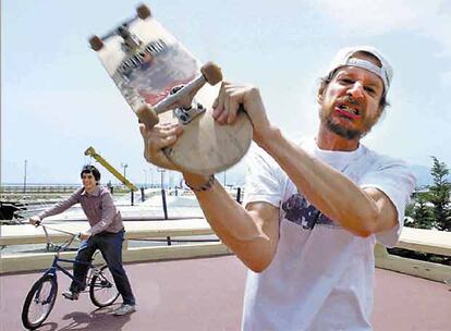 Larry Clark, director de <i>Kids, Burry</i> o <i>Ken Park</i>, fotografiado en Cannes con su monopatín en 2005.