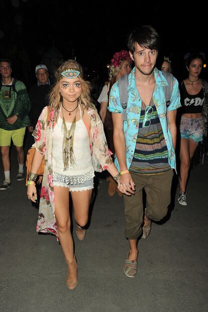 Sarah Hyland acompañada de su pareja.