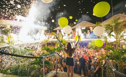 Fiesta en el Papagayo Beach Club de Tenerife.