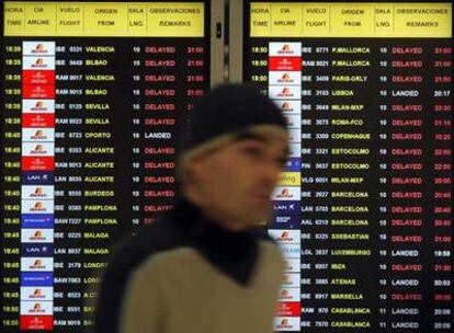 Una pantalla del aeropuerto de Barajas donde aparece la información de los vuelos retrasados.