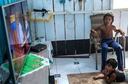 Los niños indígenas Maykawa, de 3 años, y Alice, de 9, en su casa, en la aldea Muratu, en la Vuelta Grande del Xingú.