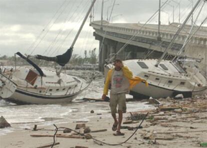 Un hombre observa el rastro de destrucción dejado por el huracán en Riviera Beach.