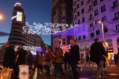 Ambiente navide&ntilde;o en la Gran V&iacute;a de Madrid.