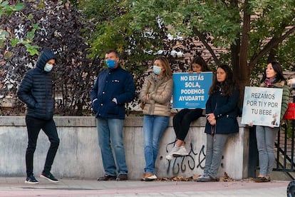 Gente reza y sujeta carteles frente a la clínica Dator, en Madrid el pasado 23 de octubre.