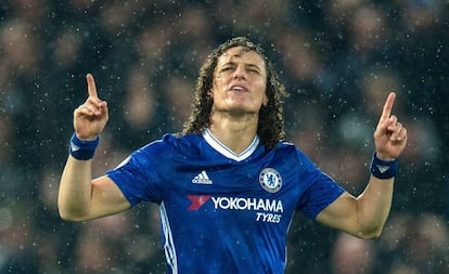 David Luiz celebra el gol que anotó en Anfield ante el Liverpool.