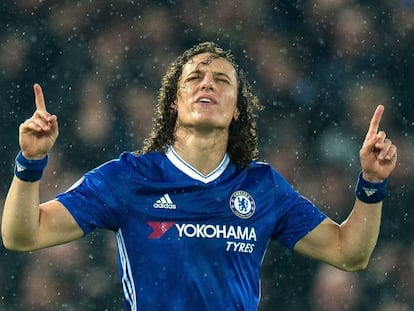 David Luiz celebra el gol que anot&oacute; en Anfield ante el Liverpool.