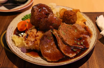 El ‘Sunday roast’ es un plato sagrado en la tradición británica. En la imagen el que se toma en The Halfway House, en Benidorm.