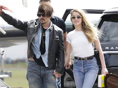 Johnny Depp, con la mano vendada, y Amber Heard, a su llegada a Australia en abril de 215.