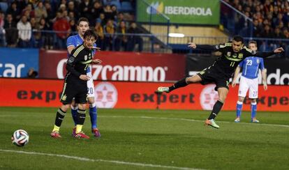 Spain's Pedro (r) fires home his side's winning goal in the Vicente Calderón.