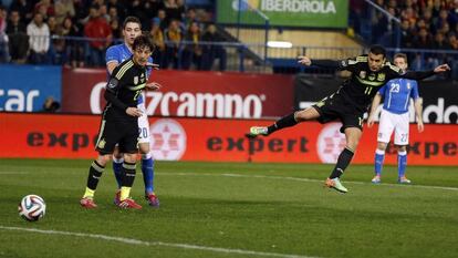 Spain's Pedro (r) fires home his side's winning goal in the Vicente Calderón.