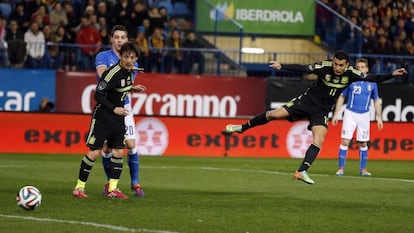 Spain's Pedro (r) fires home his side's winning goal in the Vicente Calderón.