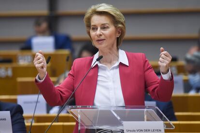 La presidenta de la Comisión Europea, Ursula von der Leyen, anuncia el inicio de la reunión semanal de la comisión, este miércoles.