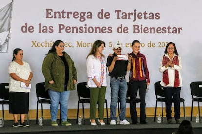 Claudia Sheinbaum durante la entrega de tarjetas de las pensiones del Bienestar, en Xochitepec, Morelos, el 5 de enero de 2025.