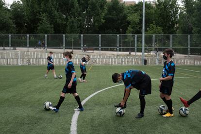 Miembros del equipo infantil del Santiago Apóstol se alinean antes de practicar disparos al arco al final del entrenamiento.