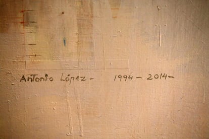 Firma del pintor Antonio López en el lienzo y periódo en el que ha realizado la obra.