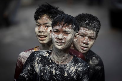 A pesar de que en Tailandia funciona el calendario gregoriano desde mediados del siglo pasado y entraron en 2025 el 1 de enero, esta fiesta que hace referencia a mitos hindúes se mantiene. En la foto, unos niños manchados de Din-Sor-Pong, en la provincia de Prachinburi.