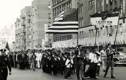 Desfile de españoles de la cofradía de la iglesia de Guadalupe.